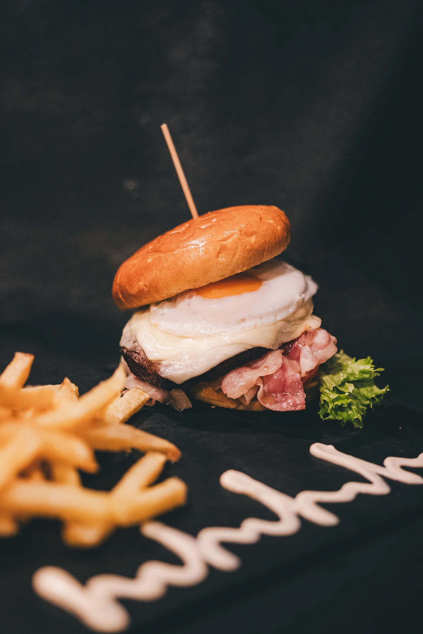 Hamburguesa con huevo y patatas de Maitagarri